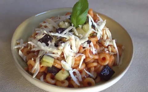 Pasta con melanzane e ricotta salata, un'ottima idea per cosa mangiare a Catania.