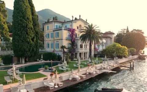 Villa storica con piscina e molo sul lago, un sogno di vacanza all'Hotel Sole del Baldo.