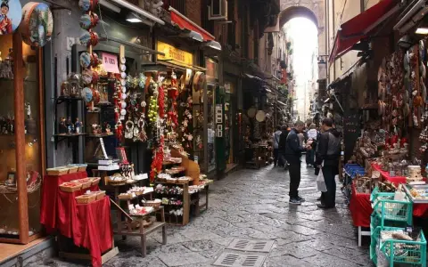 Un vicolo napoletano pieno di negozietti di souvenir, un'idea su cosa fare a Napoli in un giorno.