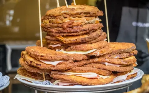 Panelle e crocchè impilati, un classico street food da provare per capire cosa mangiare a Palermo.