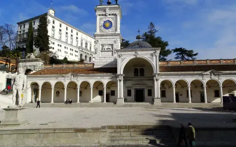 Piazza Libertà a Udine: un assaggio di cosa vedere a Udine in un giorno, con il Palazzo Comunale, la Loggia del Lionello e la Torre dell'Orologio.
