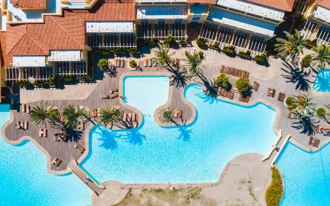 Esperienza Argonauti Sea Life: recensioni positive per questo resort con piscine cristalline e palme.