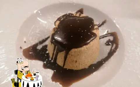 Delizioso dolce al cioccolato, un'opera d'arte culinaria che ricorda la bontà de la muciara Milazzo.