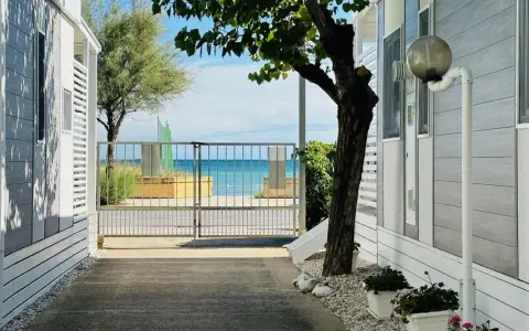 Villetta a schiera con vista mare, ideale per una vacanza al **camping Smeraldo Senigallia**.