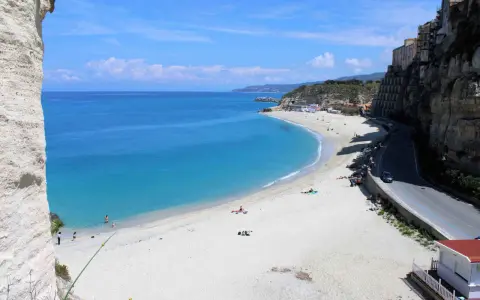 Spiagge bianche e mare cristallino sulla Costa degli Dei. Un paradiso per rilassarsi al sole.