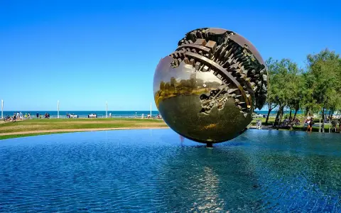 Scultura Sfera Grande sul lungomare di Pesaro, un'idea per le cose da fare a Pesaro.