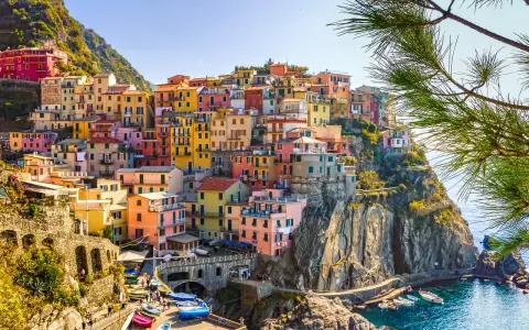 Case colorate a picco sul mare, un sogno per il tuo weekend settembre dove andare.