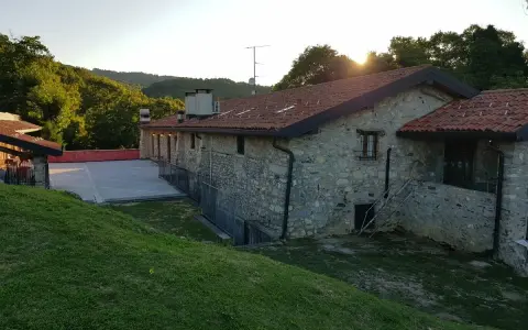 Cascina Mirandola: un agriturismo immerso nel verde, ideale per rilassarsi. Le recensioni lodano la tranquillità e la bellezza del luogo.