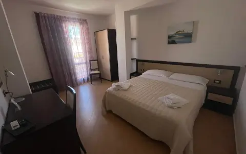 Camera accogliente nella pensione Scala a Portopalo, con letto comodo, armadio e scrivania.