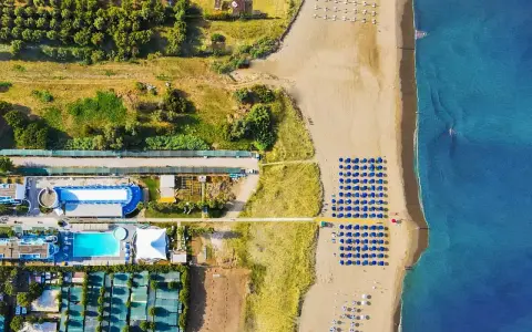 Villaggio vacanze a Paestum, spiaggia con ombrelloni blu e bianchi. Recensioni positive per questo coral beach.