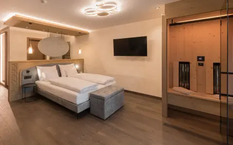 Camera da letto moderna con sauna privata, perfetta per un soggiorno rilassante all'hotel Sun Naz.