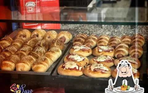 Salsicce in pasta sfoglia e pizzette da Saro Cefalù.
