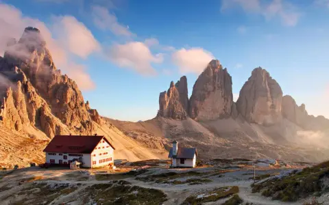 Rifugio e chiesetta ai piedi delle Tre Cime di Lavaredo, un'idea per cosa vedere in 3 giorni nelle Dolomiti.