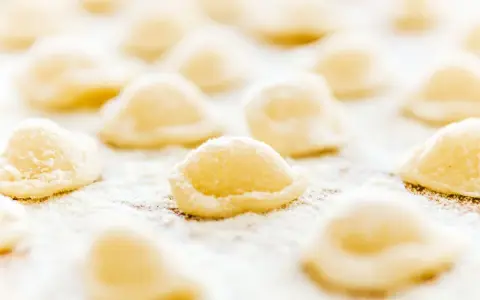 Orecchiette fresche, un classico delle cose tipiche pugliesi, pronte per essere cucinate.