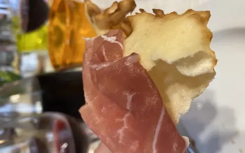 Prosciutto crudo e gnocco fritto: un assaggio di cosa mangiare a Parma. Perfetto per iniziare una cena emiliana.
