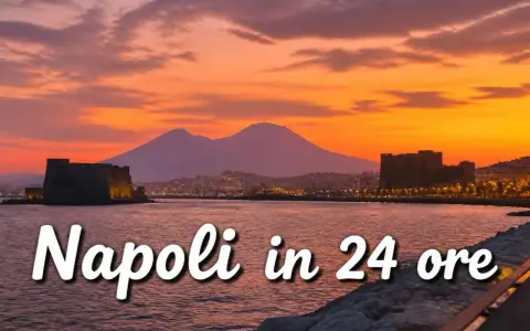 Tramonto su Napoli con Castel dell'Ovo e Vesuvio. Un itinerario Napoli 1 giorno per scoprire la città.