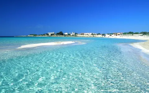 Acque cristalline e sabbia bianca: le spiagge di Porto Cesareo, tra le più belle del Salento, invitano al relax sotto il sole.