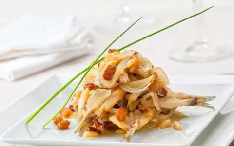 Sardine in saor, un classico delle ricette tipiche del Veneto, con cipolle, uvetta e pinoli.