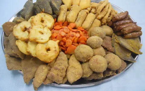 Vassoio con un assortimento di fritto misto, un classico cibo tipico torinese: verdure, polpette, salsicce e pesce.
