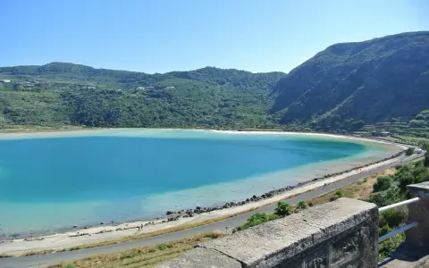 Laghi in Sicilia dove fare il bagno: la splendida laguna di Pantelleria, con acque turchesi e vegetazione lussureggiante, invita a un tuffo rinfrescante.