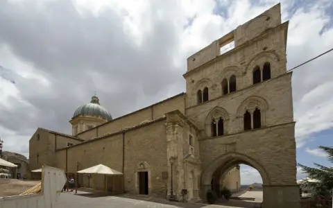 Gangi cosa vedere: imponente duomo con cupola verde e torre medievale con arcate.