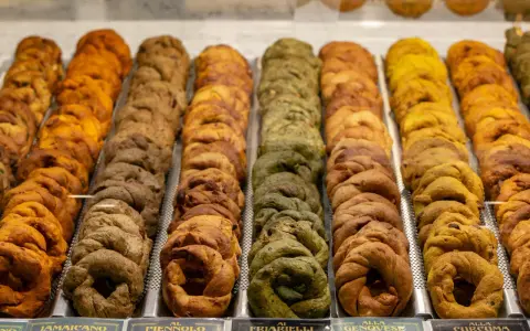 Taralli napoletani in diverse varianti: gialli, verdi, scuri. Un tripudio di sapori e profumi, vere cose tipiche napoletane.