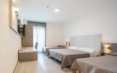 Camera familiare con tre letti nel hotel Settibi Giulianova. Spazio moderno e luminoso, ideale per famiglie.