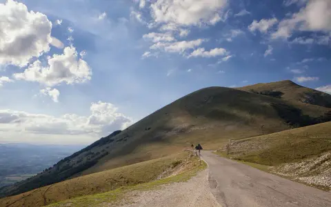Strada panoramica sui monti umbri, ideale per scoprire cosa vedere a Gubbio e dintorni in 3 giorni.