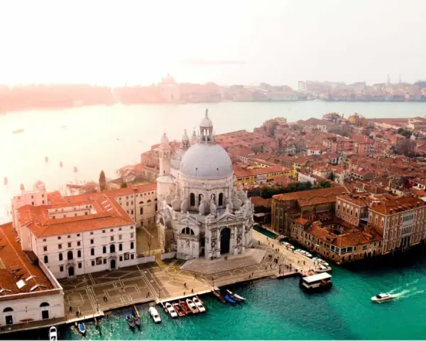 Venezia, con la sua Basilica maestosa e i canali scintillanti, fa sorgere la domanda: qual è la regione più bella d'Italia?