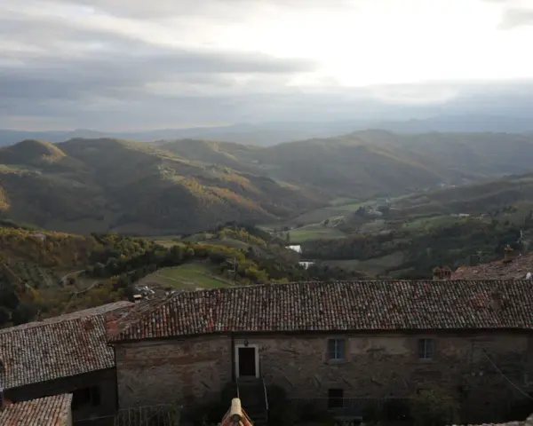 Panorami mozzafiato e tetti antichi a Monte Santa Maria Tiberina. Cosa vedere in questo borgo incantevole tra le colline umbre.