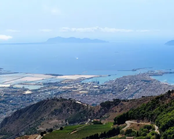 Vista panoramica di Trapani con le saline, il mare e le isole Egadi all'orizzonte. Un luogo ideale per scoprire tante cose da fare a Trapani.