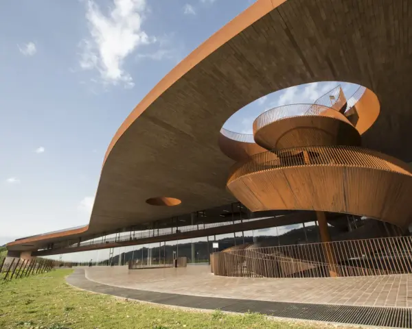 Edificio moderno con scala a chiocciola in corten, un esempio di cantine da visitare con architettura audace.