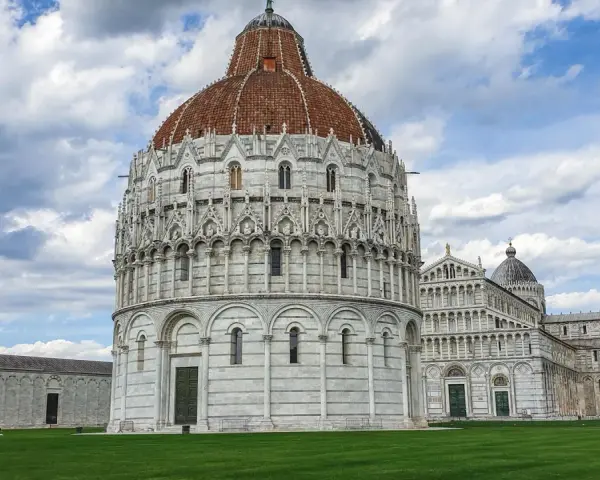 Il Battistero e la Torre di Pisa, icone di arte e architettura, tra le cose da fare a Pisa.