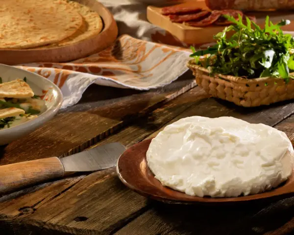 Formaggio fresco, piadina e rucola, ingredienti tipici della cucina romagnola, pronti per essere gustati.