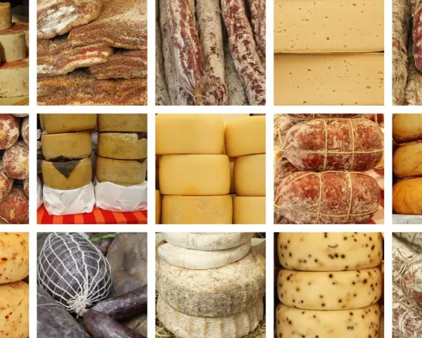 Assortimento di formaggi e salumi, un invito a scoprire cosa mangiare in Toscana: pecorini, finocchiona, lardo e tanto altro.