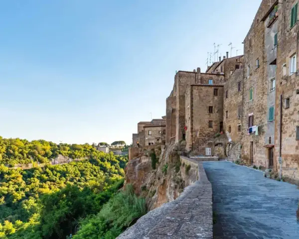 Borghi medievali arroccati su rupi, un'idea perfetta per dove andare a maggio in Italia.