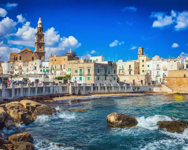 Vista sul mare di Bari Vecchia, con case bianche e torri che si affacciano sull'acqua cristallina. Un luogo incantevole da vedere.