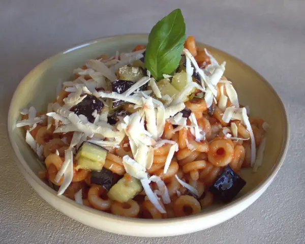 Pasta con melanzane e ricotta salata, un'ottima idea per cosa mangiare a Catania.