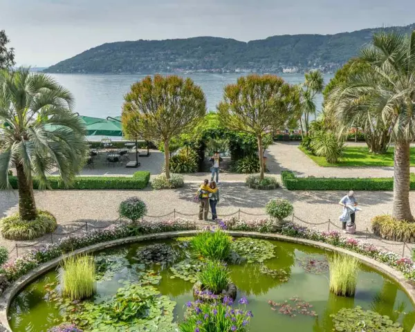 Giardini lussureggianti con laghetto di ninfee, palme e vista sul lago. Perfetto per scoprire cosa vedere a Stresa in un giorno.