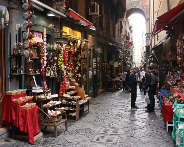 Un vicolo napoletano pieno di negozietti di souvenir, un'idea su cosa fare a Napoli in un giorno.