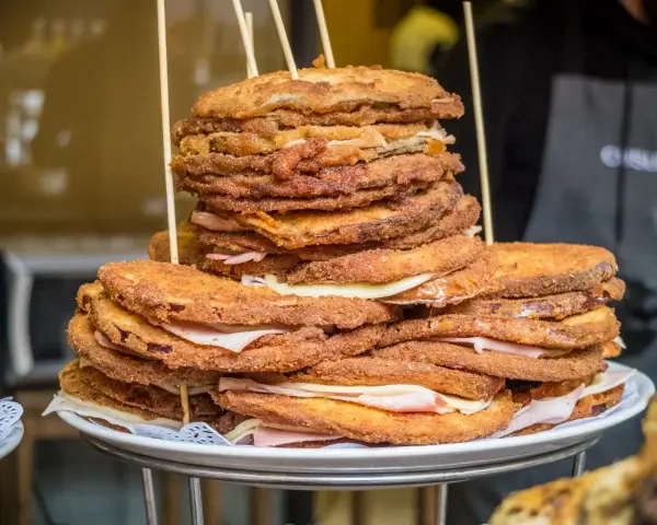 Panelle e crocchè impilati, un classico street food da provare per capire cosa mangiare a Palermo.