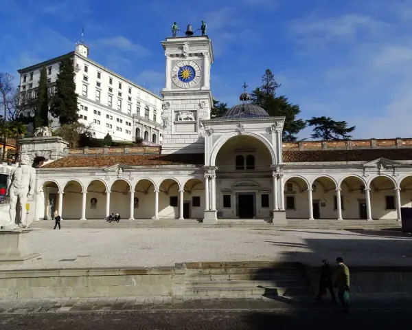 Piazza Libertà a Udine: un assaggio di cosa vedere a Udine in un giorno, con il Palazzo Comunale, la Loggia del Lionello e la Torre dell'Orologio.