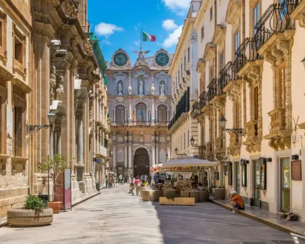 Via Roma a Trapani, un assaggio di cosa vedere a Trapani in un giorno: palazzi barocchi, negozi e un'atmosfera vivace.