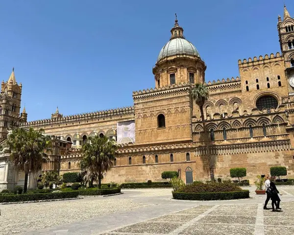 Cattedrale di Palermo, un must per chi cerca cosa vedere a Palermo in un giorno. Architettura maestosa e fascino storico.