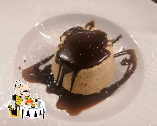 Delizioso dolce al cioccolato, un'opera d'arte culinaria che ricorda la bontà de la muciara Milazzo.