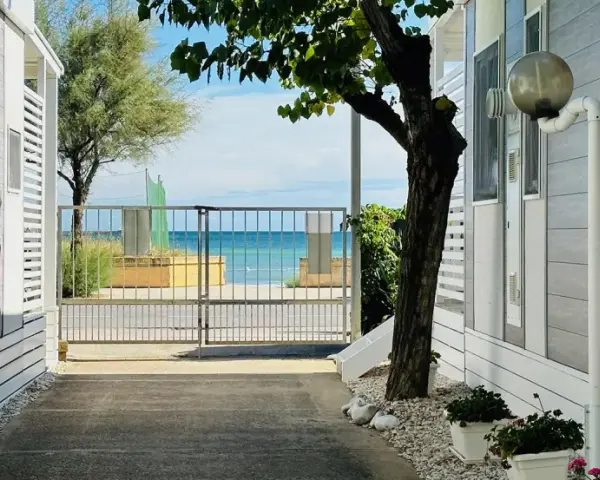 Villetta a schiera con vista mare, ideale per una vacanza al **camping Smeraldo Senigallia**.