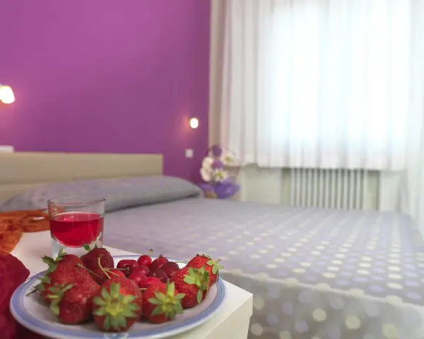 Frutta fresca e un drink in camera, un'accoglienza che fa pensare alle ottime recensioni dell'hotel Elizabeth Bellaria.