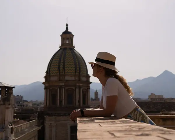 Vista panoramica di Palermo con una donna che ammira la cupola. Un'idea di cosa vedere a Palermo in 3 giorni.