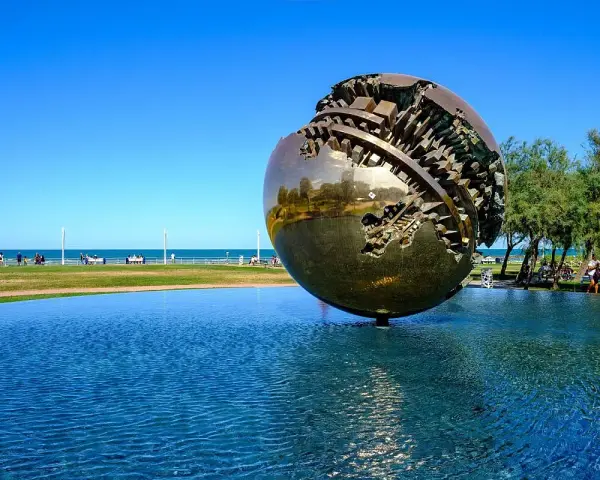 Scultura Sfera Grande sul lungomare di Pesaro, un'idea per le cose da fare a Pesaro.