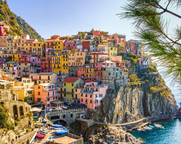 Case colorate a picco sul mare, un sogno per il tuo weekend settembre dove andare.
